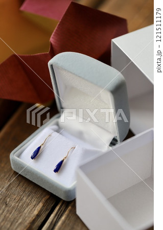 ラッピングから出したプレゼントの天然石ピアス 121511179