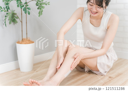 むくみ対策の樹木シートを脚・脹ら脛に貼るアジア人女性（フットケア） 121511286