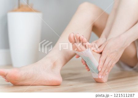 むくみ対策の樹木シートを脚・脹ら脛に貼るアジア人女性(フットケア) むくみ対策の樹木シートを脚・脹ら脛に貼るアジア人女性(フットケア) 121511287