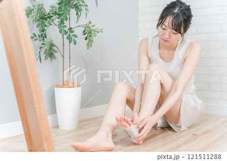 むくみ対策の樹木シートを脚・脹ら脛に貼るアジア人女性(フットケア) むくみ対策の樹木シートを脚・脹ら脛に貼るアジア人女性(フットケア) 121511288