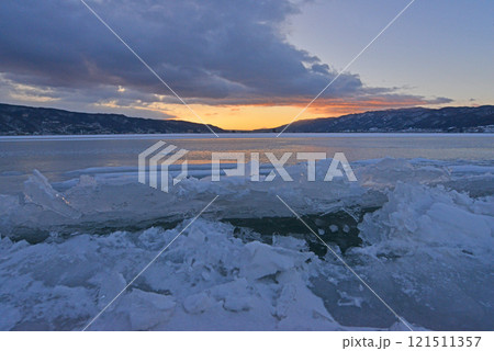 諏訪湖の神渡り 諏訪湖の神渡り 121511357
