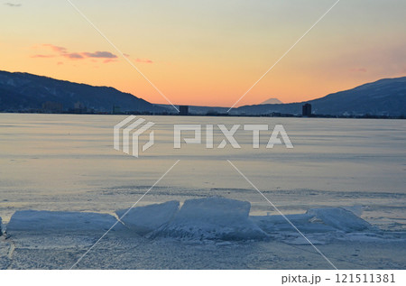 諏訪湖の神渡り 諏訪湖の神渡り 121511381