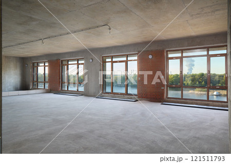 This spacious and modern apartment, currently empty, offers stunning views of the river 121511793