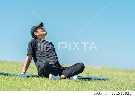 公園で深呼吸・リフレッシュをする男性(運動・ピラティス・ワークアウト・ヨガ・スポーツ) 公園で深呼吸・リフレッシュをする男性(運動・ピラティス・ワークアウト・ヨガ・スポーツ) 121511920