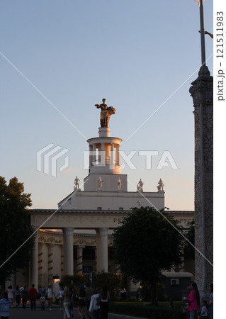 Admiring Historic Architecture at Sunset Featuring a Stunning Statue and Scenic Details Admiring Historic Architecture at Sunset Featuring a Stunning Statue and Scenic Details 121511983