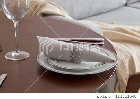 An Elegant Dining Setup Featuring Beautiful Napkin Arrangements and Exquisite Glassware An Elegant Dining Setup Featuring Beautiful Napkin Arrangements and Exquisite Glassware 121512049