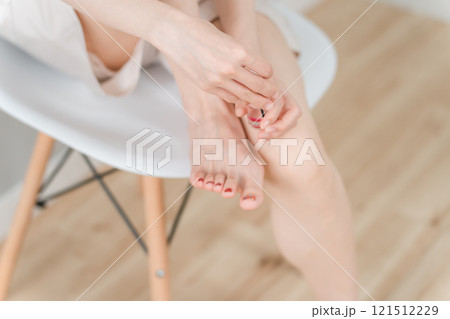 ペディキュア・フットネイル・ネイルオイルを塗るアジア人女性 121512229