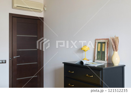 A Stylish Living Room Designed with Minimalist Decor for Maximum Elegance and Comfort 121512235