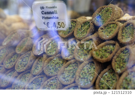 イタリアのシチリア島が発祥の郷土菓子、カンノーリ イタリアのシチリア島が発祥の郷土菓子、カンノーリ 121512310