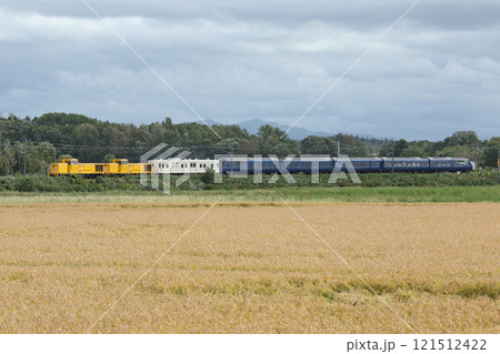 実りの時期稚内を目指すロイヤル・エクスプレス北海道　THE ROYAL EXPRESS 121512422