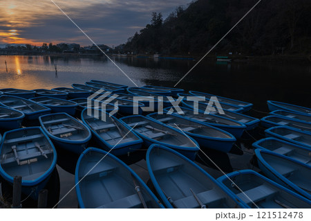 京都市右京区嵐山の渡月橋を早朝に撮影したもの 121512478