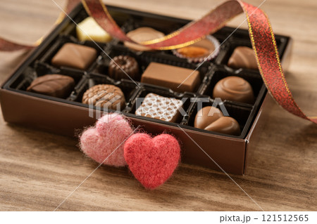 バレンタインチョコと二つのハートと赤いリボン 121512565