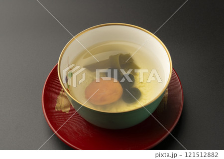 黒豆福茶　正月や祝いの席で飲む黒豆,昆布,梅干しのお茶　厄払い 黒背景 121512882
