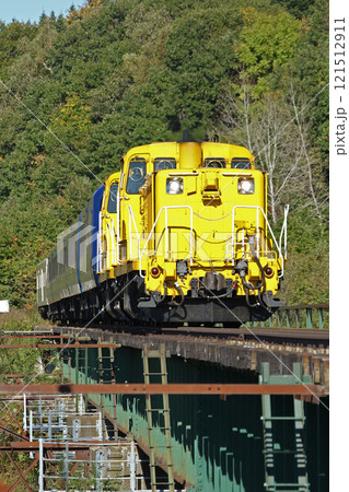 最北都市稚内を後に旭川を目指すロイヤル・エクスプレス北海道　THE ROYAL EXPRESS 121512911