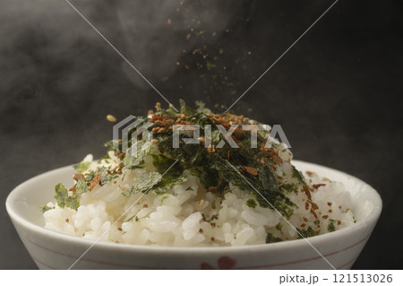 ふりかけをご飯にかける 121513026
