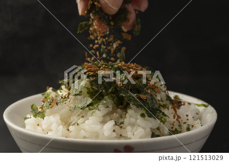 ふりかけをご飯にかける ふりかけをご飯にかける 121513029