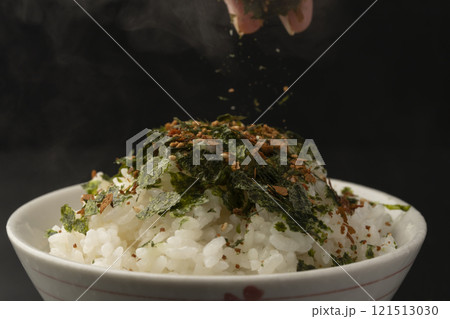 ふりかけをご飯にかける ふりかけをご飯にかける 121513030