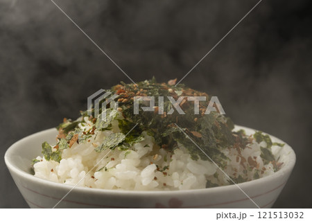 ふりかけをご飯にかける 121513032