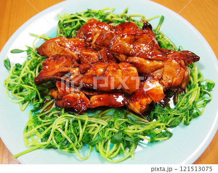 とりもも肉の照り焼き　豆苗添え 121513075