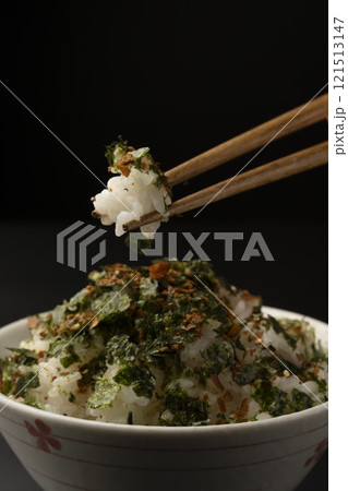 ふりかけをかけたご飯を箸で持ち上げる ふりかけをかけたご飯を箸で持ち上げる 121513147