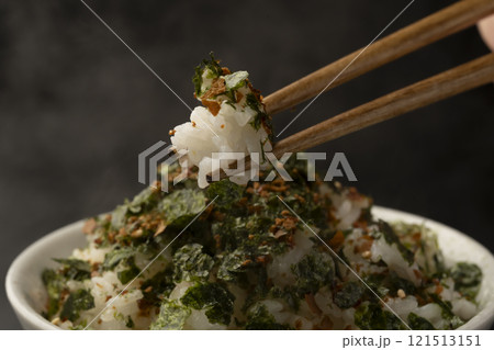 ふりかけをかけたご飯を箸で持ち上げる 121513151