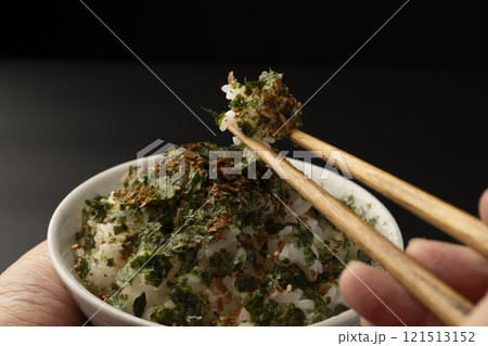 ふりかけをかけたご飯を箸で持ち上げる 121513152