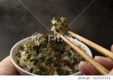 ふりかけをかけたご飯を箸で持ち上げる 121513153