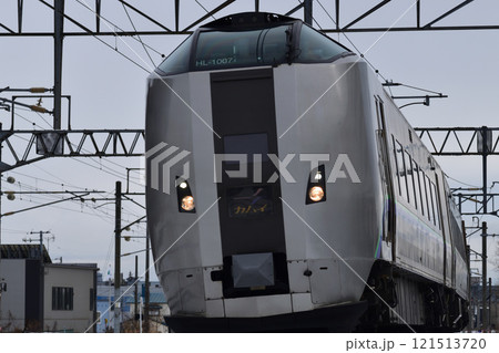 函館本線を快走する789系電車 121513720