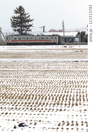 北一已駅に停車中の留萌本線普通列車 深川~石狩沼田 26年3月廃止 北一已駅に停車中の留萌本線普通列車 深川~石狩沼田 26年3月廃止 121513781