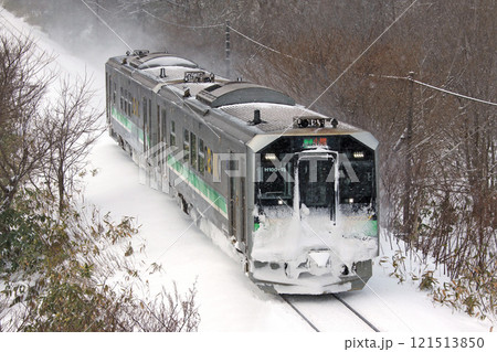 雪の函館本線を行く普通列車 H100 DECMO 北海道新幹線 並行在来線 バス転換 廃止 雪の函館本線を行く普通列車 H100 DECMO 北海道新幹線 並行在来線 バス転換 廃止 121513850