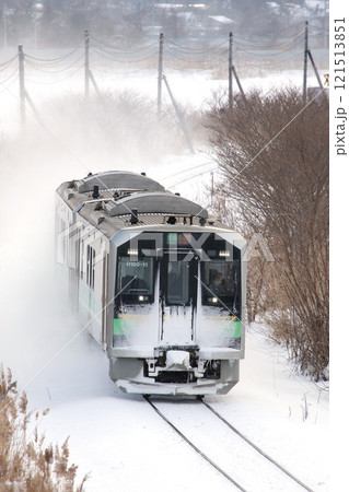 雪の函館本線を行く普通列車 H100 DECMO 北海道新幹線 並行在来線 バス転換 廃止 雪の函館本線を行く普通列車 H100 DECMO 北海道新幹線 並行在来線 バス転換 廃止 121513851