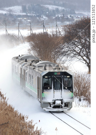 雪の函館本線を行く普通列車　H100　DECMO　北海道新幹線　並行在来線　バス転換　廃止 121513852