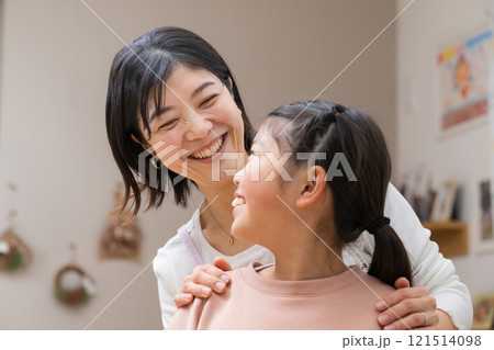 娘を褒める母親 娘を褒める母親 121514098