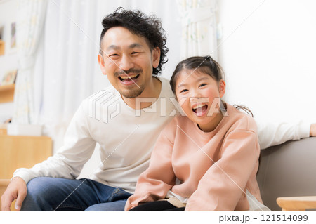 ソファーに座る父と娘　笑顔で仲良しカメラ目線 121514099