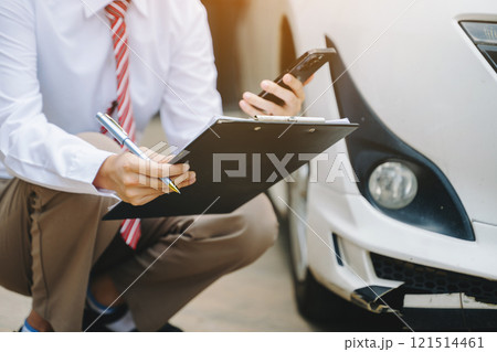 Customers and car insurance agents have entered into agreements and signed documents to claim compensation Customers and car insurance agents have entered into agreements and signed documents to claim compensation 121514461