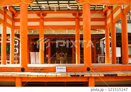 拝殿前の朱色の柱の舞台 拝殿前の朱色の柱の舞台 121515147