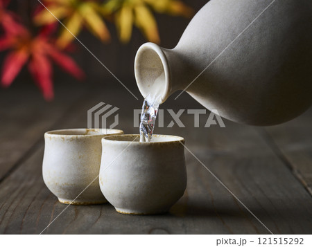 日本酒をお酌しているシーン 121515292