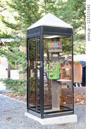 日本の公園にある公衆電話ボックス 121515342