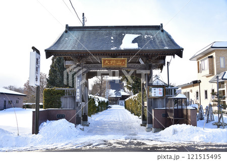 冬の北海道北斗市で大野山廣照寺境内の風景を撮影 冬の北海道北斗市で大野山廣照寺境内の風景を撮影 121515495