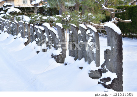 冬の北海道北斗市で大野山廣照寺境内の風景を撮影 冬の北海道北斗市で大野山廣照寺境内の風景を撮影 121515509