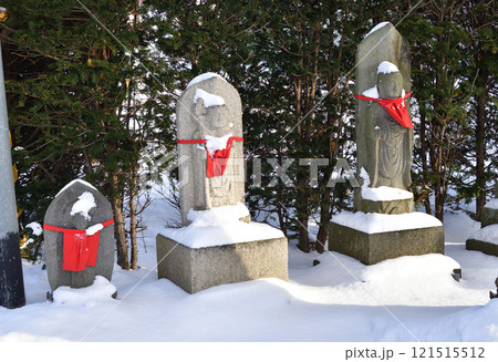 冬の北海道北斗市で大野山廣照寺境内の風景を撮影 冬の北海道北斗市で大野山廣照寺境内の風景を撮影 121515512