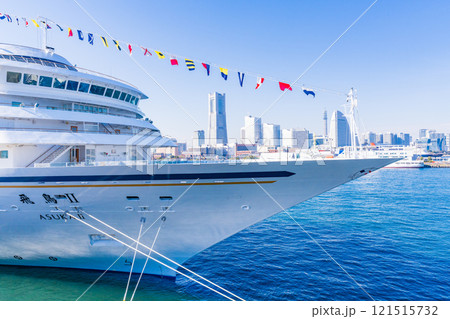 （神奈川県）横浜港大さん橋に係留された、飛鳥II・船首 121515732