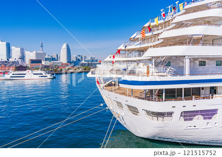 (神奈川県)横浜港大さん橋に係留された、飛鳥II・船尾 (神奈川県)横浜港大さん橋に係留された、飛鳥II・船尾 121515752