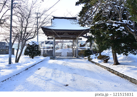 冬の北海道北斗市で厚徳山大郷寺境内の風景を撮影 冬の北海道北斗市で厚徳山大郷寺境内の風景を撮影 121515831
