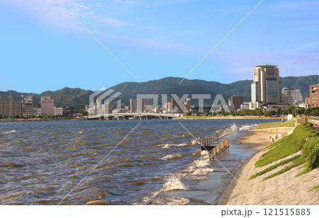 宍道湖を渡る宍道湖大橋 121515885