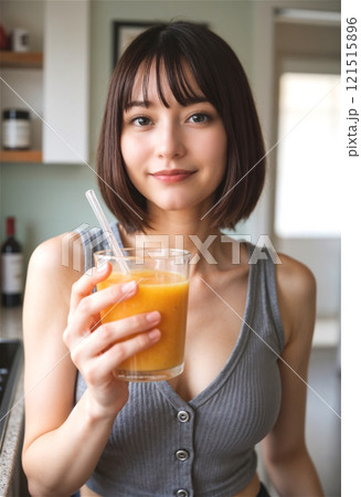 スムージーを持つ笑顔の女性(Generative AI) 121515896