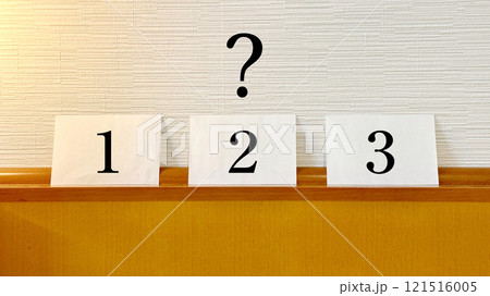 123入りの白いカード2枚とクエスチョンマーク 121516005