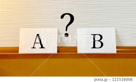 AとB入りの白いカード2枚とクエスチョンマーク AとB入りの白いカード2枚とクエスチョンマーク 121516006