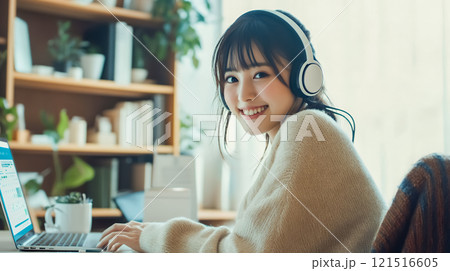 自宅でオンラインミーティングをする若い女性 121516605