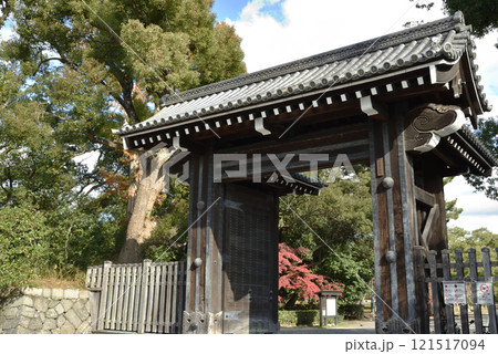 京都御苑　秋の下立売御門(京都市上京区) 121517094